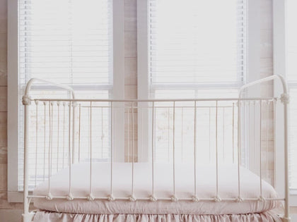 Baby pink fitted crib sheet in washed cotton