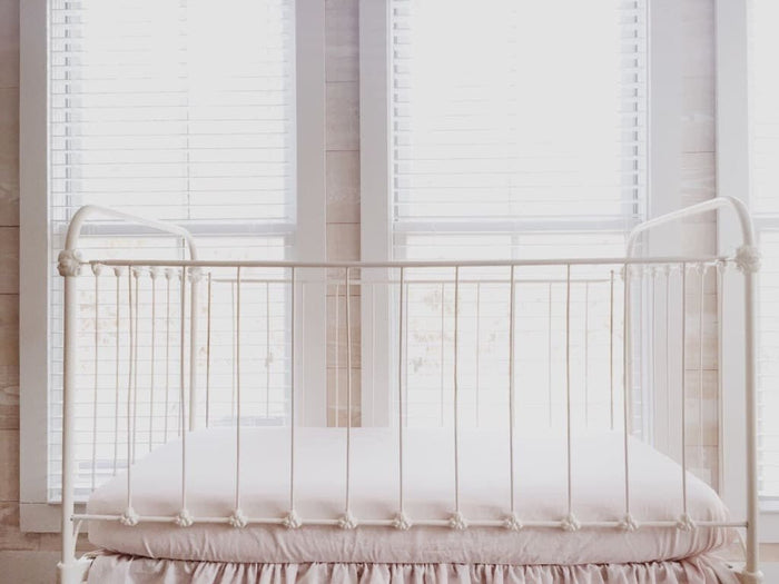 Baby pink fitted crib sheet in washed cotton